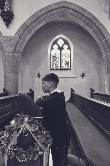 Authentische Kommunionfotografie mit  Kind in Kirche