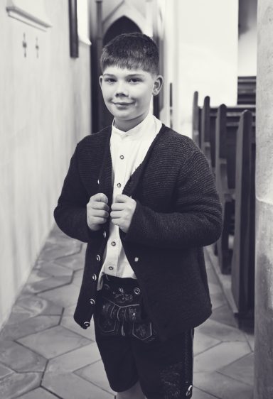 Kommunion Portrait Kind mit natürlichem Licht und modernem Fotostil