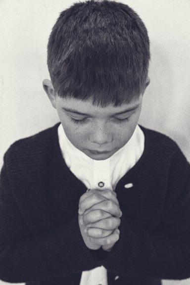 Detailaufnahme Kommunion Outfit Kind und weichem Licht