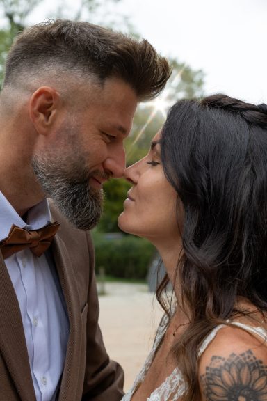 Glückliches Brautpaar bei natürlichem Hochzeitsfotoshooting, Regensburg